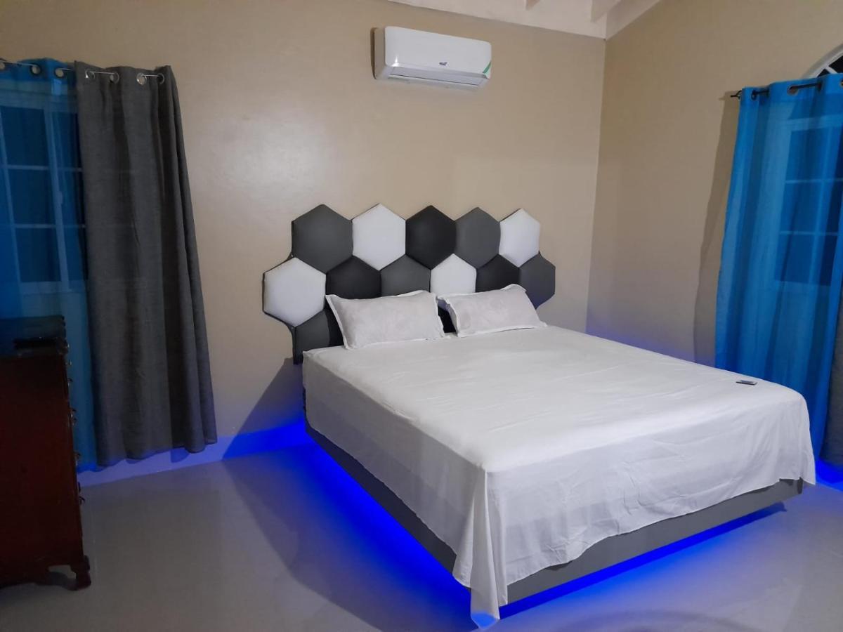 Loodik Vacation Home Brompton Manor Black River Bagian luar foto